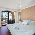 Large, Light, Dog Friendly Home 600M To Burleigh Beach